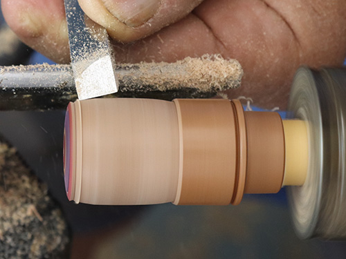 Mounting Etui box body on lathe