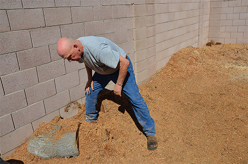 Covering wood pieces with wood shavings