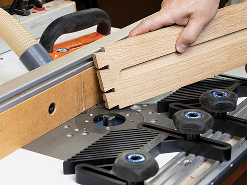 Dovetail joint cut with router bit